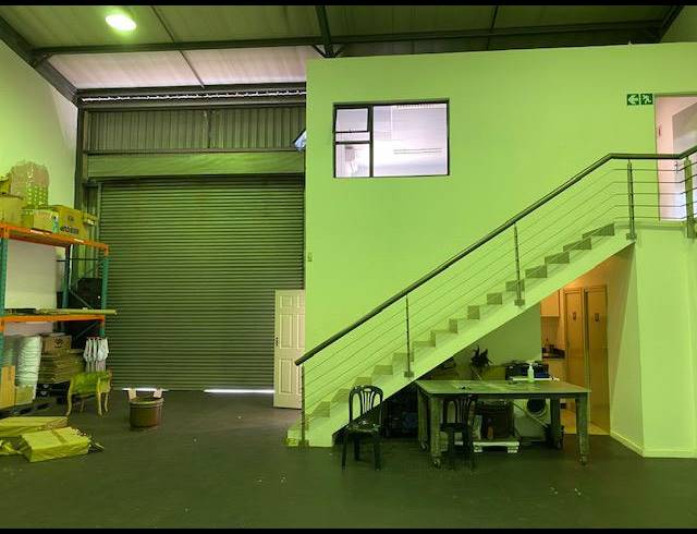216M² WAREHOUSE TO LET IN BRIARDENE
